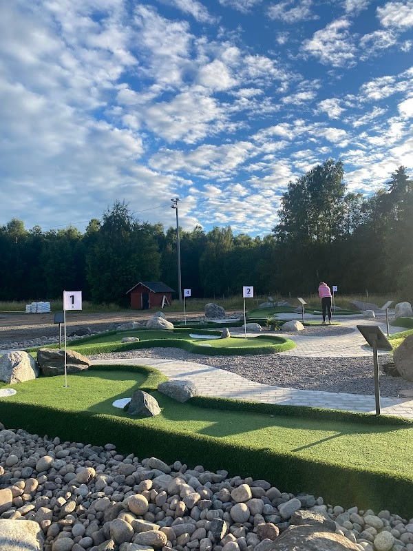 Minigolfbanan vid Skärgårdspadel Blidö i kvällsljus