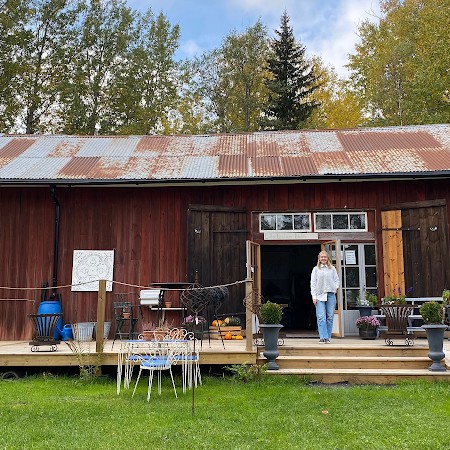 Lilla Ladan på Blidö — röd lada med uteservering