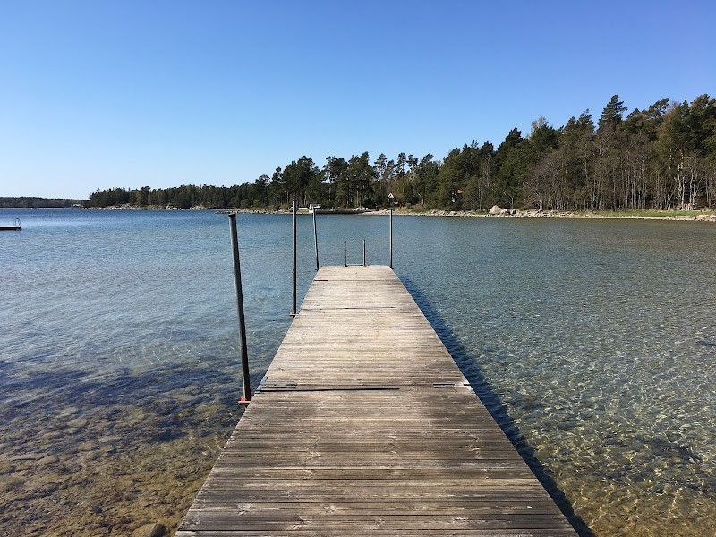 Båtbryggan vid Styrsnäsvägen 31 — soligt vatten och skärgårdsklippor